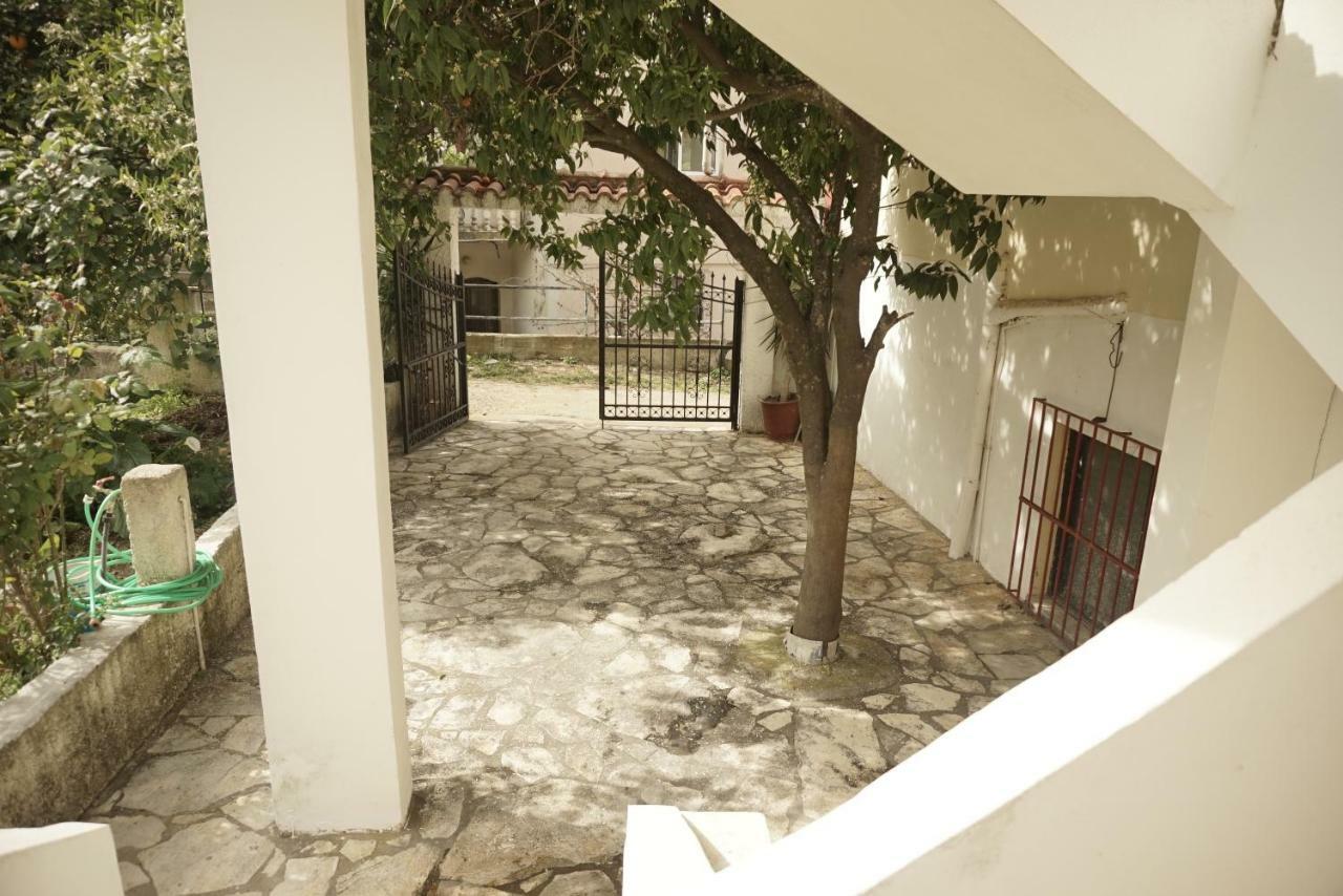 J&B Countryside Life Apartment Ágios Matthaíos Exterior foto